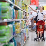Яжмамки с колясками гуляют по магазину и мешают другим покупателям. Это невоспитанность или откровенное хамство?