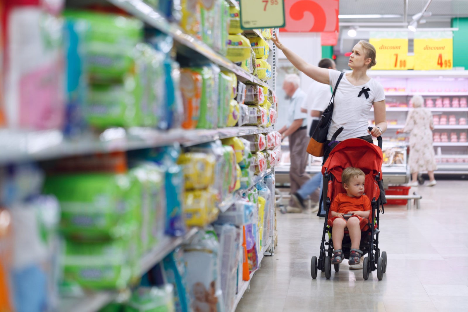 Яжмамки с колясками гуляют по магазину и мешают другим покупателям. Это невоспитанность или откровенное хамство?